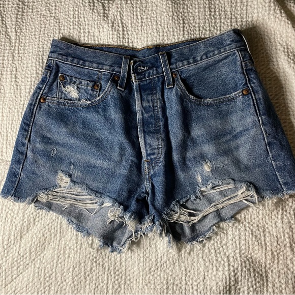 Levi's Pants - NWOT Levi’s 501 distressed shorts, size 28 waist